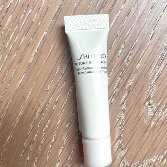 Shiseido Future Solution LX Total Radiance Foundation samples x10 - Picture 5 of 6
